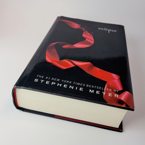Eclipse, The Twilight Saga Book 3 (Hardcover) - Picture 6 of 9